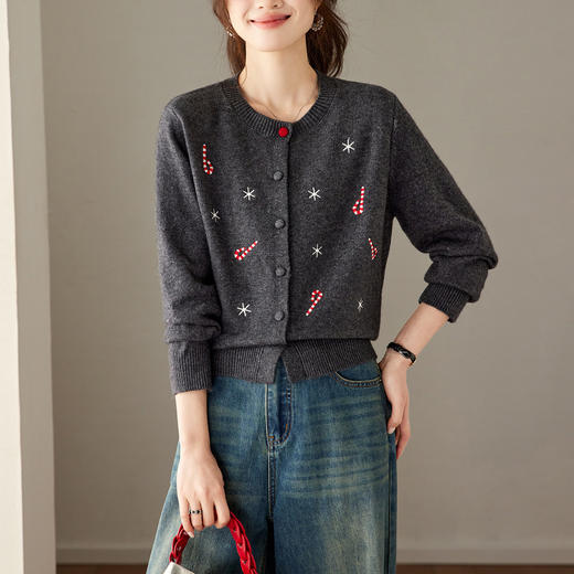 「自」全新升级【铂金会员192/天猫259/差价67】(10239)洛诗琳重工刺绣针织开衫2026春季新款时尚短款毛衣外套 商品图3