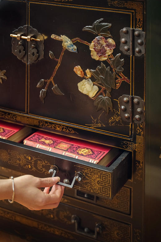 独角鹿西洋古董20世纪中国出品东方花鸟主题百宝嵌装饰祥云卷叶纹木胎黑漆描金双门三屉柜 商品图4