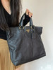 Prada 黑金 中号 油蜡牛皮 托特包 商品缩略图2