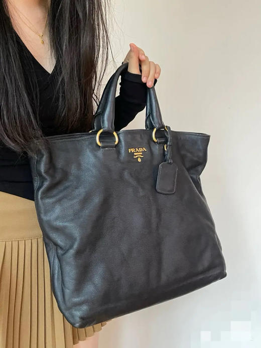 Prada 黑金 中号 油蜡牛皮 托特包 商品图2