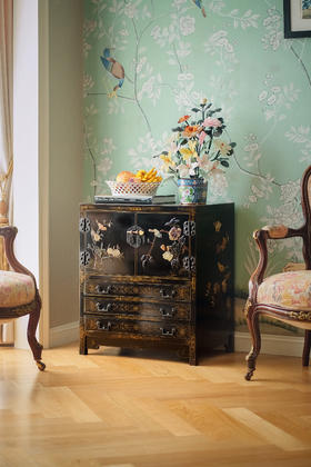 独角鹿西洋古董20世纪中国出品东方花鸟主题百宝嵌装饰祥云卷叶纹木胎黑漆描金双门三屉柜