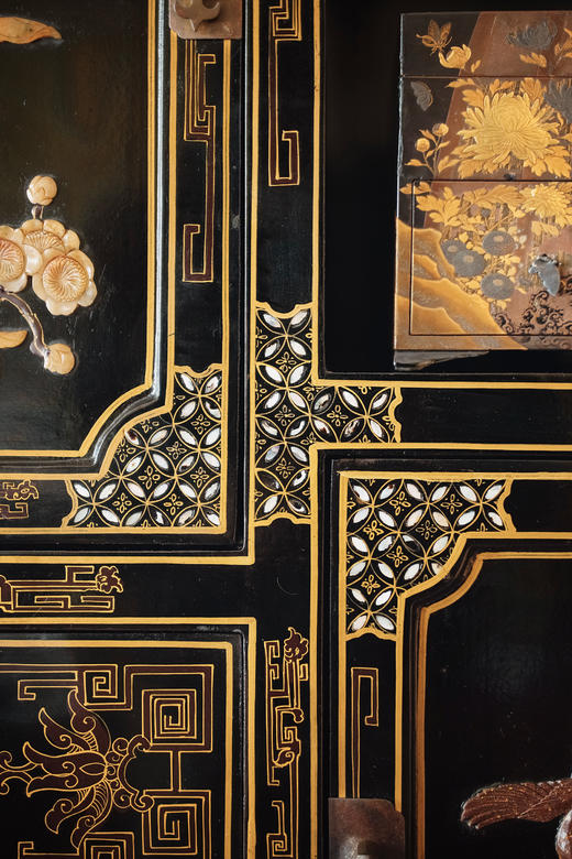 独角鹿西洋古董20世纪中期中国出品梅花对鸟主题百宝嵌装饰回字纹木胎黑漆描金螺钿镶嵌多宝阁式展柜 商品图7