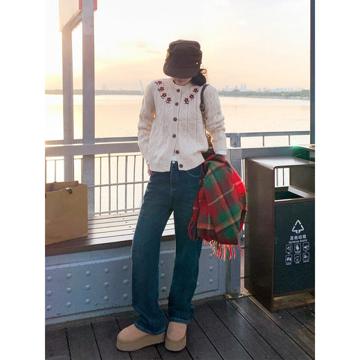 <曾小咸推荐>2.11现货秒杀 ！微信超特价！复古直筒窄版加绒牛仔裤 日常209.99 立减110 秒杀99.99！！刺绣花朵开衫 秒杀89.99！皮毛一体外套 秒杀149.99！！ 商品图1