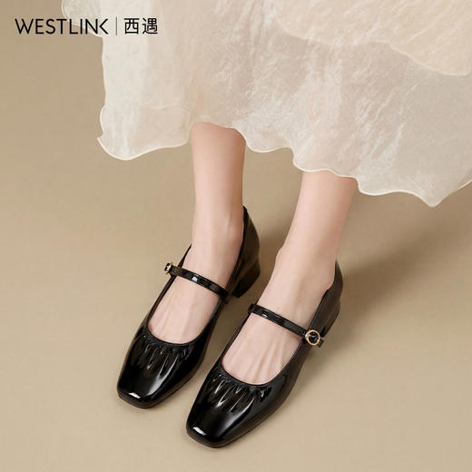 西遇玛丽珍鞋女2026春季新款一字扣浅口方头褶皱设计粗跟漆皮单鞋V0166211 商品图1