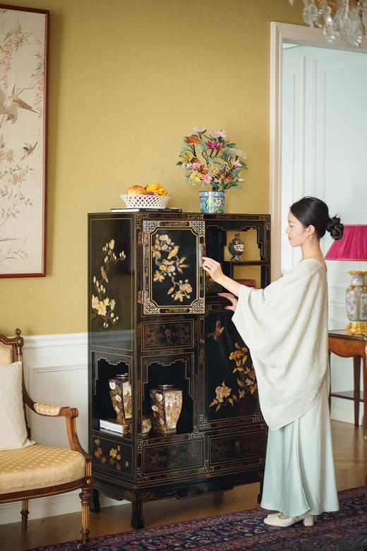 独角鹿西洋古董20世纪中期中国出品梅花对鸟主题百宝嵌装饰回字纹木胎黑漆描金螺钿镶嵌多宝阁式展柜 商品图1