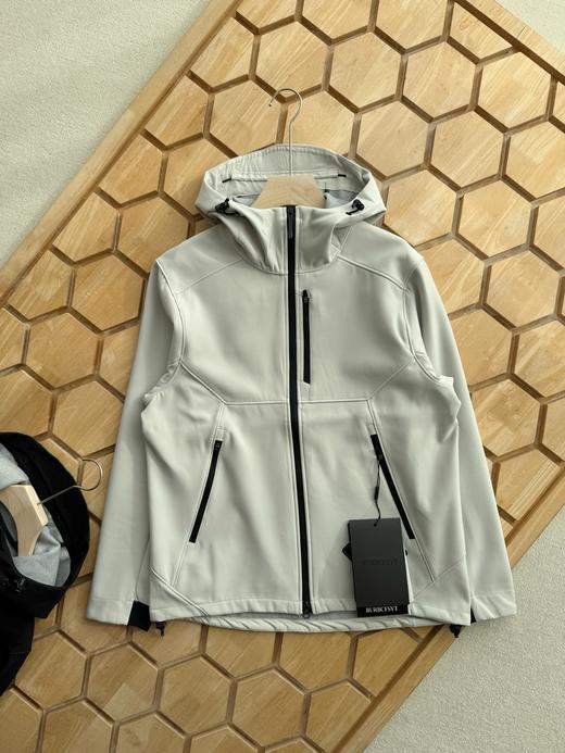 26年春季新品男女同款防风防雨加绒软壳连帽冲锋衣运动休闲外套。 商品图1