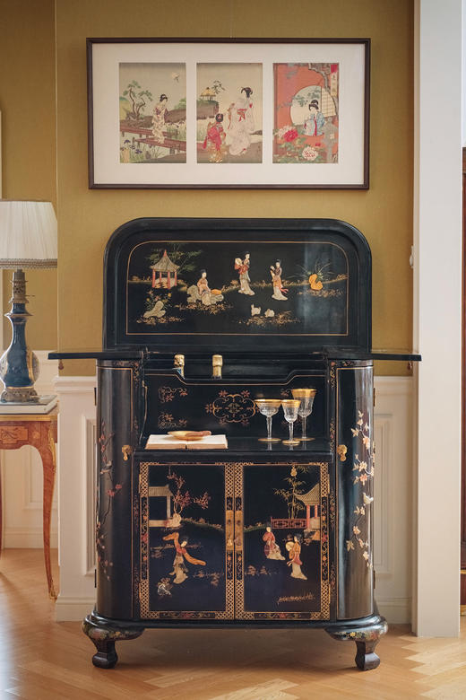 【已售】独角鹿西洋古董20世纪中国出品宅邸仕女主题百宝嵌装饰花卉卷叶纹木胎黑地描金及彩漆边柜 商品图2