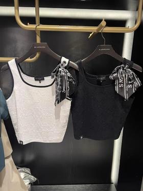 St新款丝巾带针织女士宽肩带小背心来啦！本季海报款！🥰针织搭穿孔丝巾带的做法耗时蛮长费工，拥有雕塑般的立体感，很妙的是特殊的提花工艺，呈现出大理石浮雕般的层次感，自然形态栩栩如生，带有细致的艺术美感