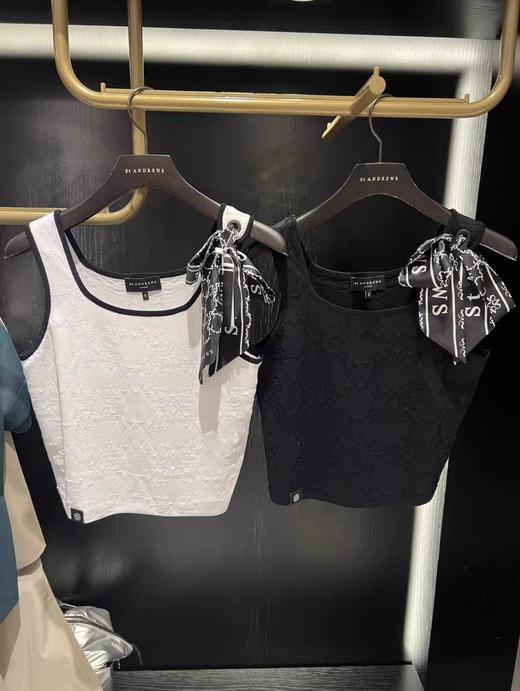 St新款丝巾带针织女士宽肩带小背心来啦！本季海报款！🥰针织搭穿孔丝巾带的做法耗时蛮长费工，拥有雕塑般的立体感，很妙的是特殊的提花工艺，呈现出大理石浮雕般的层次感，自然形态栩栩如生，带有细致的艺术美感 商品图0