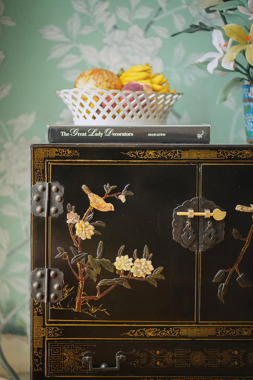 独角鹿西洋古董20世纪中国出品东方花鸟主题百宝嵌装饰祥云卷叶纹木胎黑漆描金双门三屉柜 商品图2