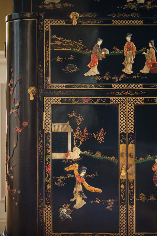 【已售】独角鹿西洋古董20世纪中国出品宅邸仕女主题百宝嵌装饰花卉卷叶纹木胎黑地描金及彩漆边柜 商品图8