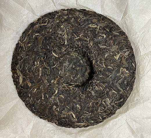【台商定制甲级班章青饼】2016年春茶纯干仓中期茶，茶气足，老茶客佳选！十年前的价格纯分享，喜欢老茶的必入357克/饼，七饼/提 商品图2