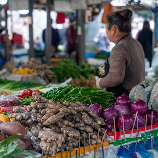 云南｜版纳半日饮食文化体验，学傣味、逛菜场、讲述雨林故事，位于西双版纳景洪市曼贺纳古寨的惊喜体验，学习采摘香料植物、体验烹饪课程，亲手制作品尝传统的傣味美食！五一端午路线提前预定！ 商品图5