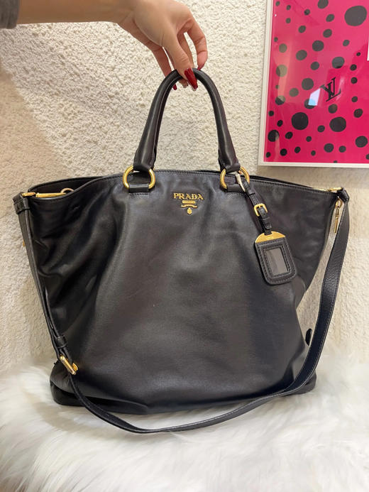 Prada 黑金 中号 油蜡牛皮 托特包 商品图0
