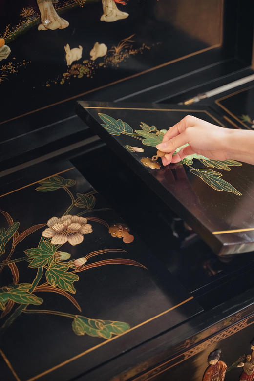 【已售】独角鹿西洋古董20世纪中国出品宅邸仕女主题百宝嵌装饰花卉卷叶纹木胎黑地描金及彩漆边柜 商品图9