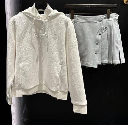 St家新款秋冬女士厚款斜边褶皱短裙来啦！出口原单❗️看了这款短裙，就深刻的明白为啥她家在优雅高尔夫这个细分市场是王者！无论从面料到版型还是到做工，都是一流中的一流，没有竞争对手，属于经典且招牌系列！ 商品图1