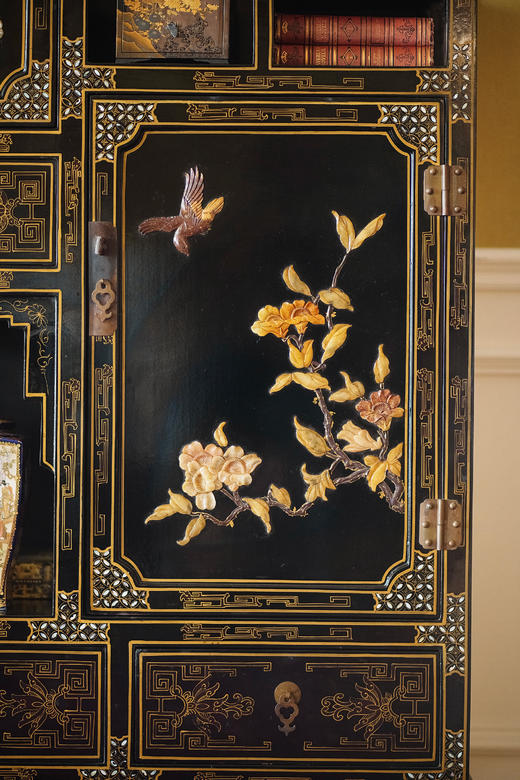 独角鹿西洋古董20世纪中期中国出品梅花对鸟主题百宝嵌装饰回字纹木胎黑漆描金螺钿镶嵌多宝阁式展柜 商品图6