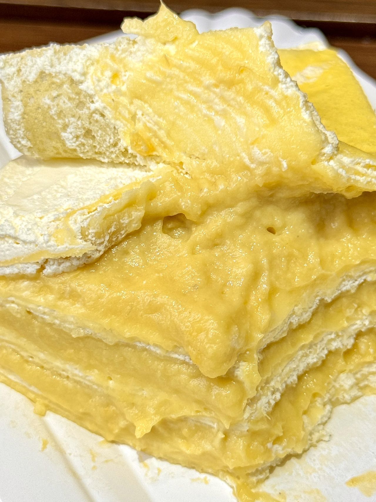 【黑刺榴莲千层】选用马来西亚进口榴莲，添加45%满满榴莲肉，质地更细腻！比其他榴莲更轻甜不易腻
