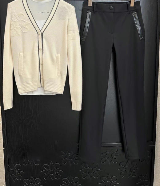 St家新款女士加绒长裤来啦！渠道高品质❗️秋冬专属! 既要美丽也要温度! 直筒设计，大热的卡其色和经典黑色，搭配皮料装饰，复古感十足! 两色皆宜，黑色更多一点帅气，卡其色更多一点温柔优雅！ 商品图1