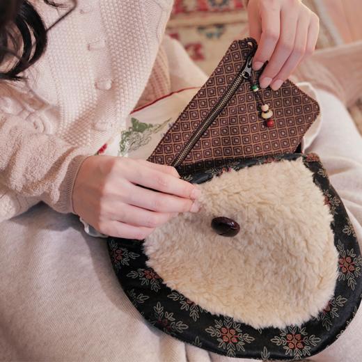 游马山林 重工刺绣羊毛绒织锦马鞍包 内附精美织锦安全内袋 商品图1