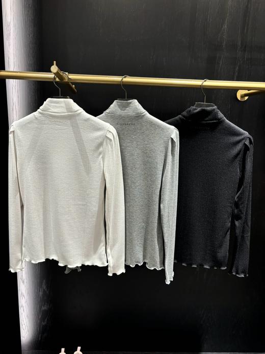 St家女士新款飘带立领上衣来啦！本季最新主打款❗️闭眼入不会错哈。这种干净又不失亮点的外穿打底衫,  日常搭配轻松无难度哦！黑白灰三色不分伯仲！怎么穿都是清新自然又好看！ 商品图4