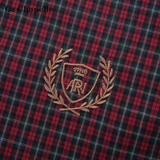 天猫同步【精梳全棉+刺绣】拉夏贝尔/La Chapelle文艺风！纯棉挺括有型气质翻领刺绣徽章复古格纹百搭叠穿衬衣 商品图2