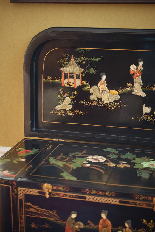 【已售】独角鹿西洋古董20世纪中国出品宅邸仕女主题百宝嵌装饰花卉卷叶纹木胎黑地描金及彩漆边柜 商品图6