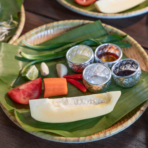 云南｜版纳半日饮食文化体验，学傣味、逛菜场、讲述雨林故事，位于西双版纳景洪市曼贺纳古寨的惊喜体验，学习采摘香料植物、体验烹饪课程，亲手制作品尝传统的傣味美食！五一端午路线提前预定！ 商品图6