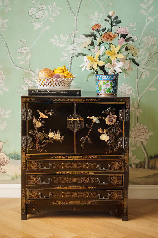 独角鹿西洋古董20世纪中国出品东方花鸟主题百宝嵌装饰祥云卷叶纹木胎黑漆描金双门三屉柜 商品图1