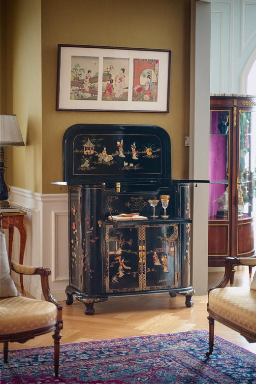 【已售】独角鹿西洋古董20世纪中国出品宅邸仕女主题百宝嵌装饰花卉卷叶纹木胎黑地描金及彩漆边柜 商品图0