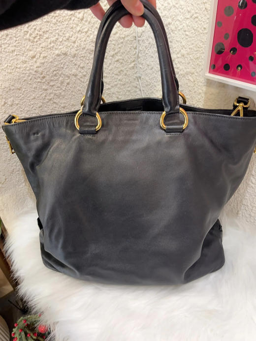 Prada 黑金 中号 油蜡牛皮 托特包 商品图1