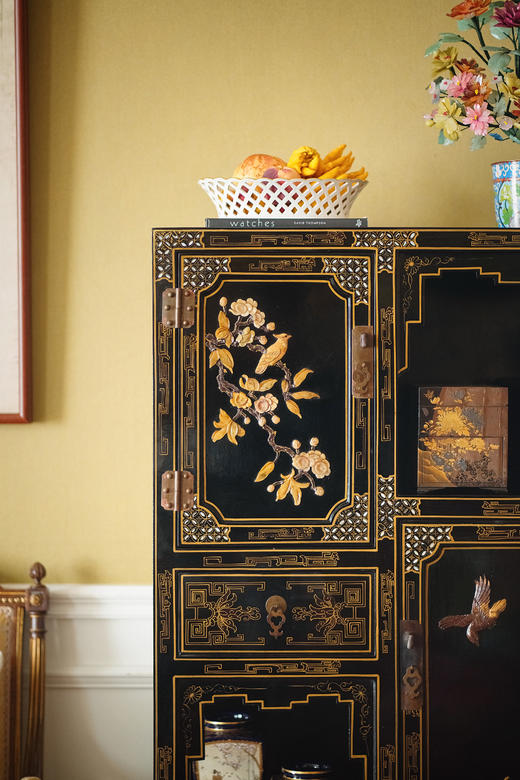 独角鹿西洋古董20世纪中期中国出品梅花对鸟主题百宝嵌装饰回字纹木胎黑漆描金螺钿镶嵌多宝阁式展柜 商品图4