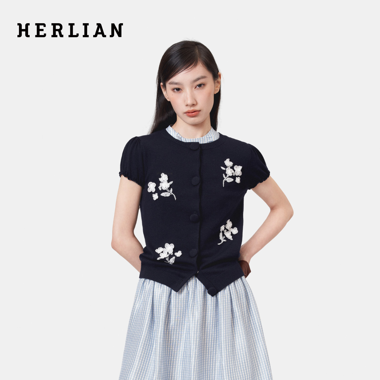 HERLIAN 2026年春季新品钉珠花女士圆领针织短袖开衫
