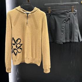 St家新款秋冬女士厚款斜边褶皱短裙来啦！出口原单❗️看了这款短裙，就深刻的明白为啥她家在优雅高尔夫这个细分市场是王者！无论从面料到版型还是到做工，都是一流中的一流，没有竞争对手，属于经典且招牌系列！