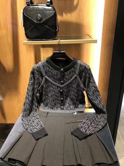 St家早春新款女士两件式针织套装外套来了！模特海报款，开衫外套和吊牌小背心搭配，既可单独搭配也可成套穿着，就是一款衣服两件穿，实穿性很强，极具性价比的针织单品，ZG随便去比较的订单货！ 商品图1