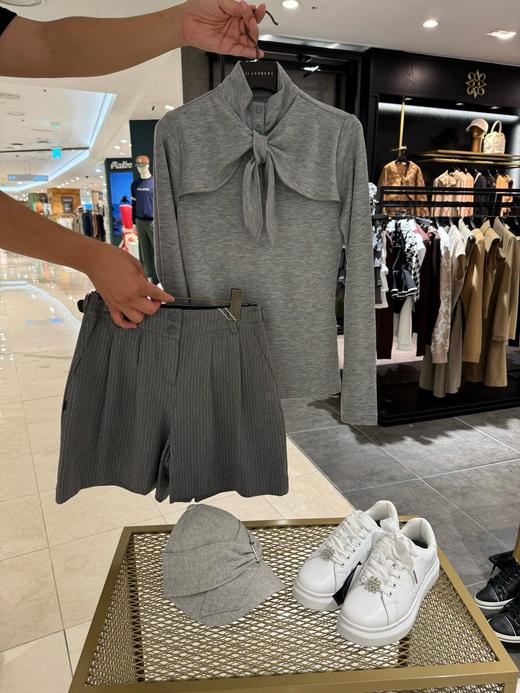 St家新款早春女士立领领结长袖上衣来啦！独家渠道，倾心推荐❗️面料全面升级，质感更糯，贴身舒适， 版型也更为休闲大气 ！平铺看下，可随意调节领结的系法，层次感是St家的招牌！ 商品图1