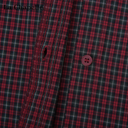 天猫同步【精梳全棉+刺绣】拉夏贝尔/La Chapelle文艺风！纯棉挺括有型气质翻领刺绣徽章复古格纹百搭叠穿衬衣 商品图4