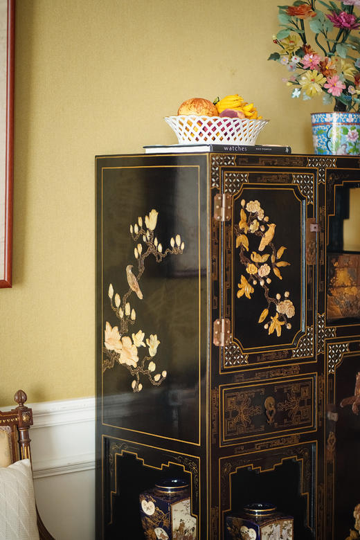 独角鹿西洋古董20世纪中期中国出品梅花对鸟主题百宝嵌装饰回字纹木胎黑漆描金螺钿镶嵌多宝阁式展柜 商品图5