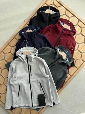 26年春季新品男女同款防风防雨加绒软壳连帽冲锋衣运动休闲外套。