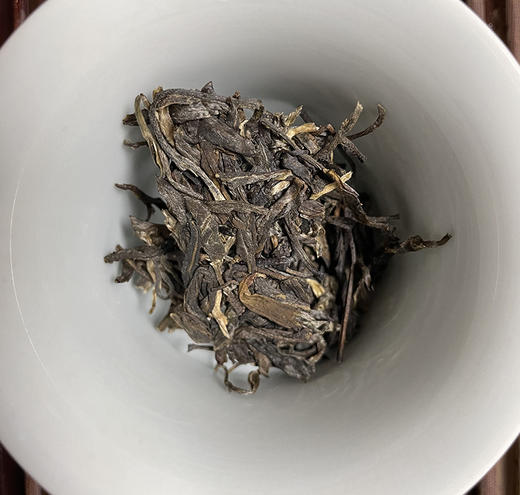 【台商定制甲级班章青饼】2016年春茶纯干仓中期茶，茶气足，老茶客佳选！十年前的价格纯分享，喜欢老茶的必入357克/饼，七饼/提 商品图4