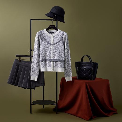 St家早春新款女士两件式针织套装外套来了！模特海报款，开衫外套和吊牌小背心搭配，既可单独搭配也可成套穿着，就是一款衣服两件穿，实穿性很强，极具性价比的针织单品，ZG随便去比较的订单货！ 商品图0