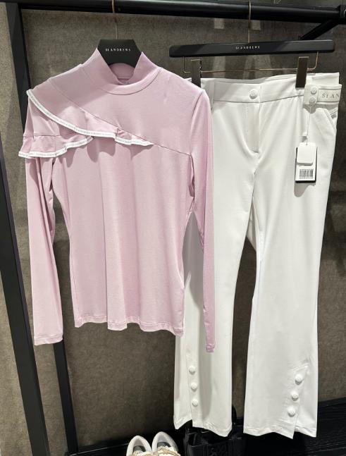 St家早秋新款女士外穿式立领打底衫来了！原单❗洋气时尚，百搭型的春夏秋都相当实用的单品，体感非常惊艳，软软糯糯非常亲肤弹力又大！清新明快的配色超显肤白，大方得体还附带瞬间减龄的效果！ 商品图1