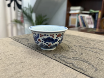 青花釉里红鱼藻纹杯