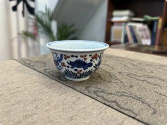 青花釉里红鱼藻纹杯 商品图0