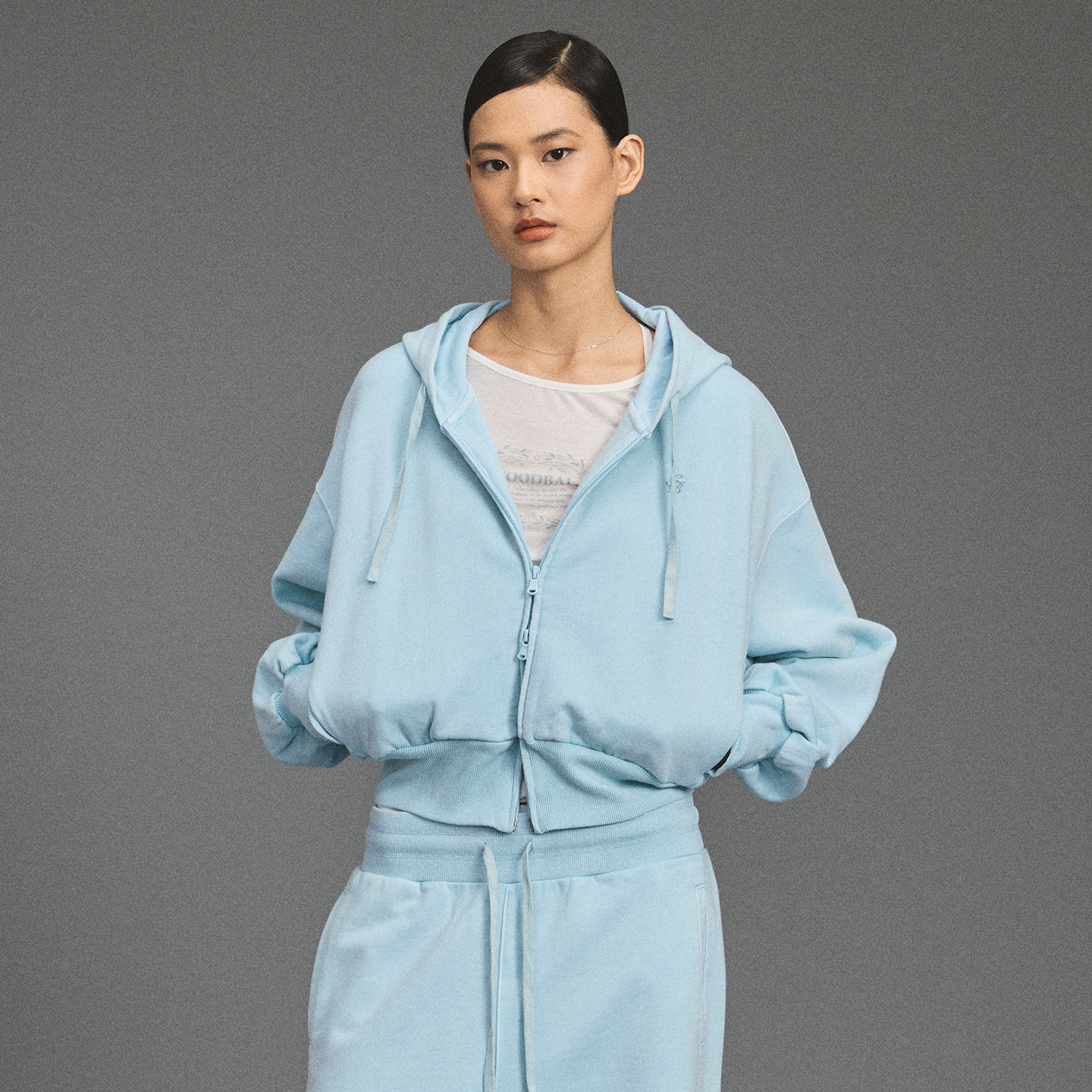 GOODBAI 新款做旧花体印花logo短款连帽长袖拉链外套女