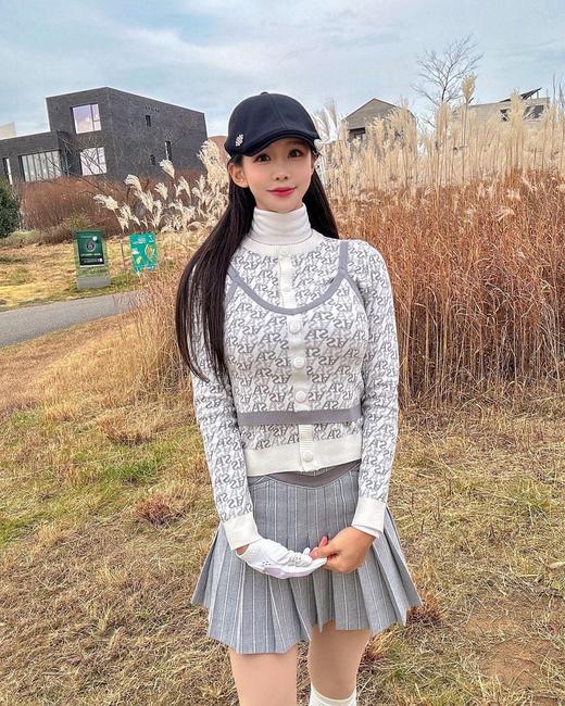 St家早春新款女士两件式针织套装外套来了！模特海报款，开衫外套和吊牌小背心搭配，既可单独搭配也可成套穿着，就是一款衣服两件穿，实穿性很强，极具性价比的针织单品，ZG随便去比较的订单货！ 商品图3