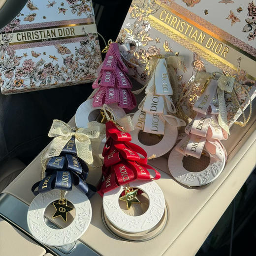 两件8折 Dior/迪奥 车载香片车挂无味  发财树造型 带礼盒礼袋 商品图0