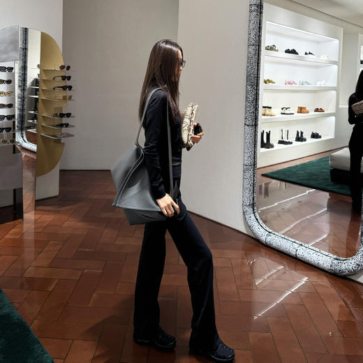 ROMI STUDIO 首饰袋 复古牛皮三角翻盖时尚单肩斜跨包RWCLP32103 商品图3