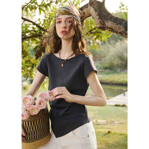 欧芮儿灰色休闲设计感抽腰收褶短袖T恤女夏季2026新款一字领上衣 商品图2