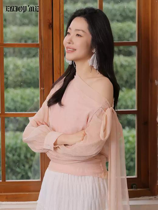 【门店同款】ENJOY春季“柔光芳序”轻纱飘带上衣 169247851 商品图3